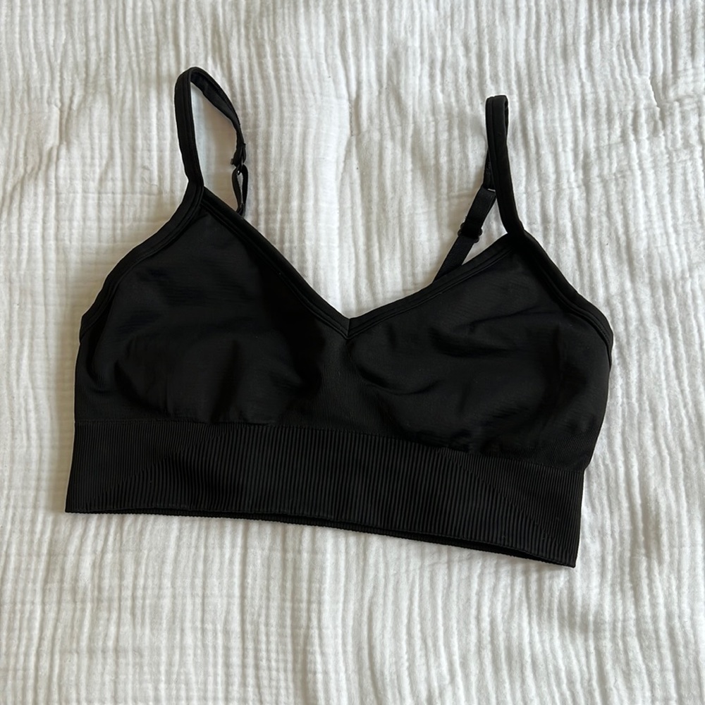 Black lululemon sports bra